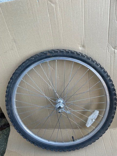 Pièces détachées: Roue avant vélo 26' – D'occasion à Ursy par DK8