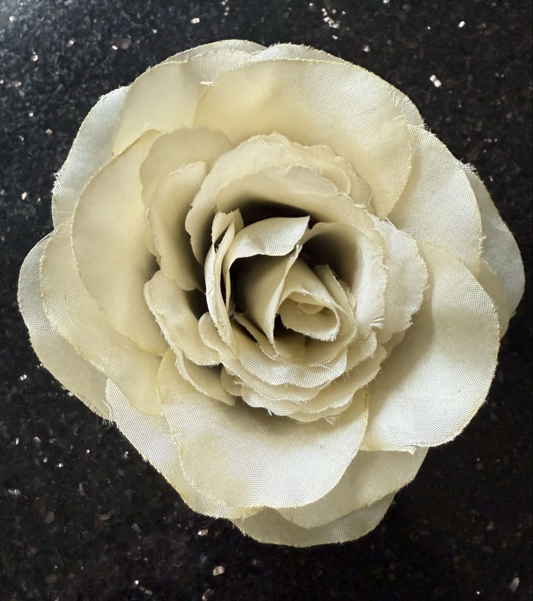 Broschen & Nadeln: Broschen-Rose in Creme - Seidenstoff – Gebraucht aus Lyss von Sibella56
