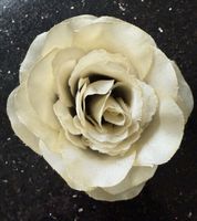 Broschen-Rose in Creme - Seidenstoff