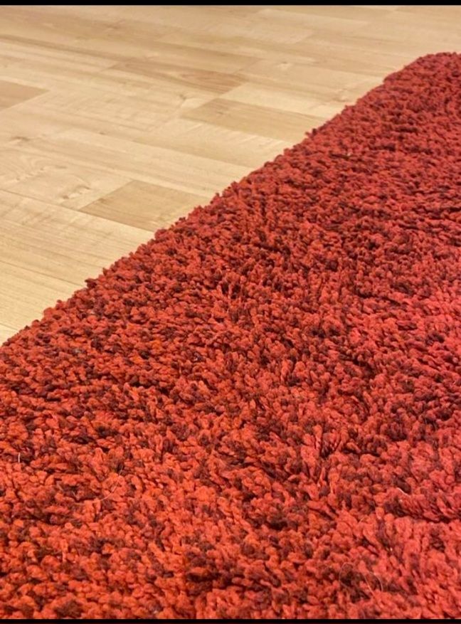 Tapis: flauschigen Teppich in Bordeauxrot – D'occasion à Lengnau BE par hus_w5ln 4