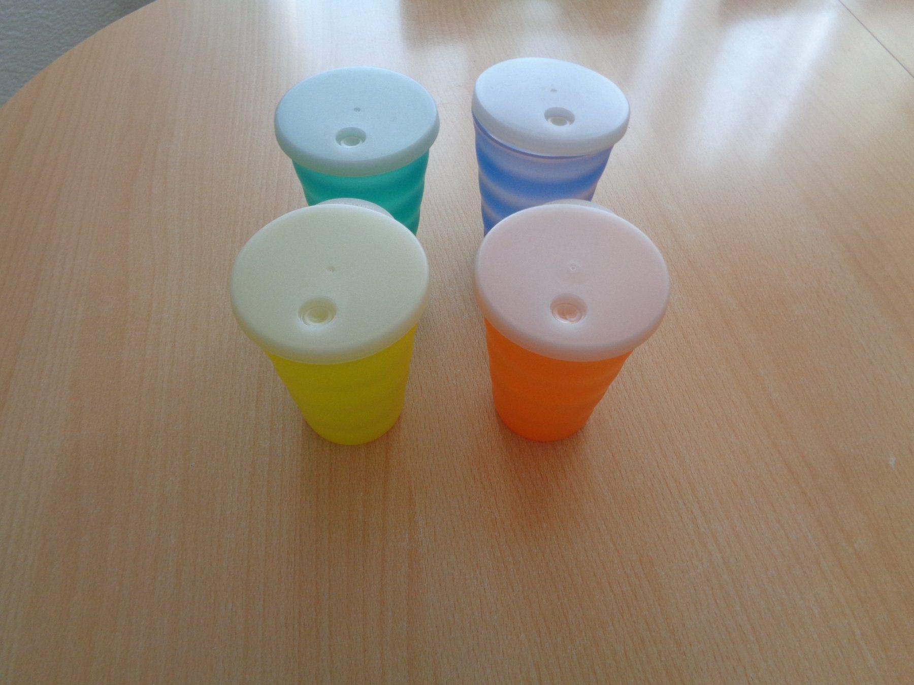 Tupperware Contenitori & Simili: Tupperware 4 Becher mit Strohhalmdeckel – Usato da Dietikon venduto da chroetli77 1