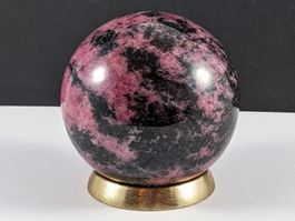 Rhodonit Kugel 58mm, 392 Gramm - mit Messingring Ständer