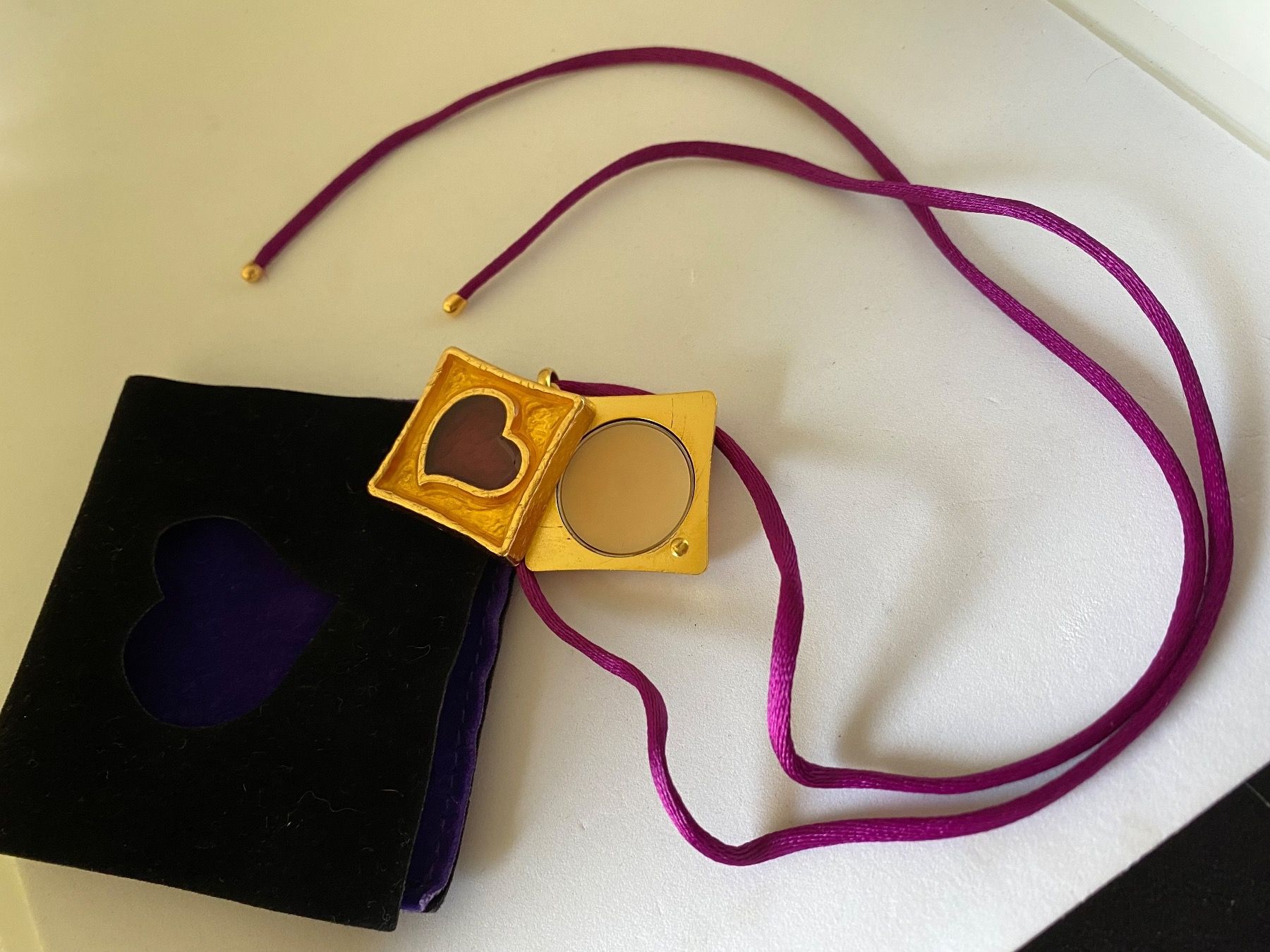 Saint Laurent Catenine: Collier Yves Saint-Laurent parfum solide – Nuovo e nell'imballaggio originale da Bouveret venduto da wes_7zll