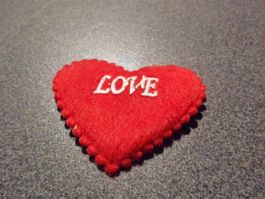 Herz rot, Aufschrift: Love (Nr. 1)