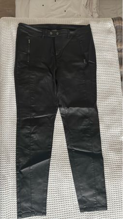 Elegante schwarze Kunstlederhose für Damen Grösse 44