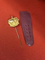Krawattennadel Krone goldfarben mit Etui guter Zustand