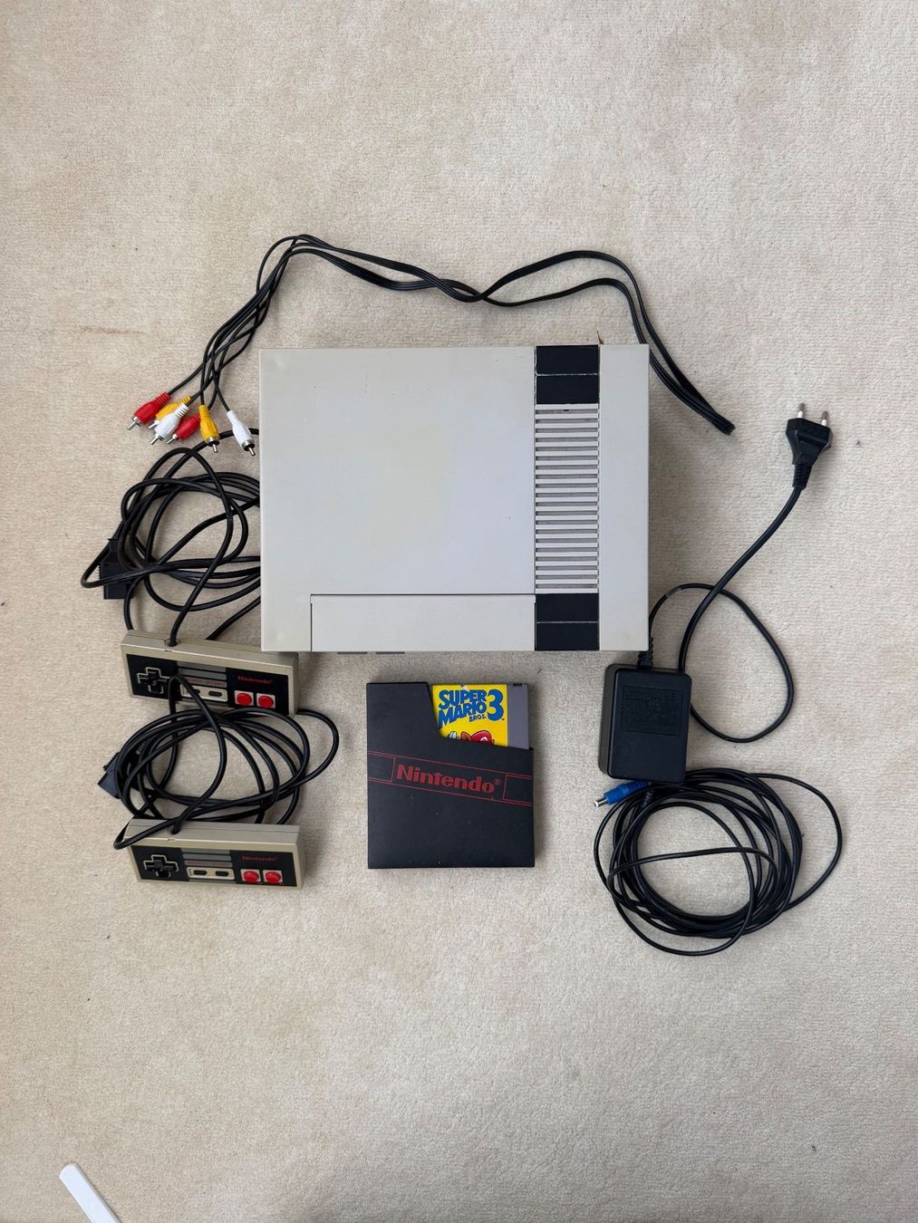 Nintendo Console: Nintendo NES mit 2 Controller und Super Mario Bros. 3 – Usato da Wettswil venduto da TaMiAllroundservice 1