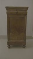 Vintage-Holzschrank mit authentischem Charme