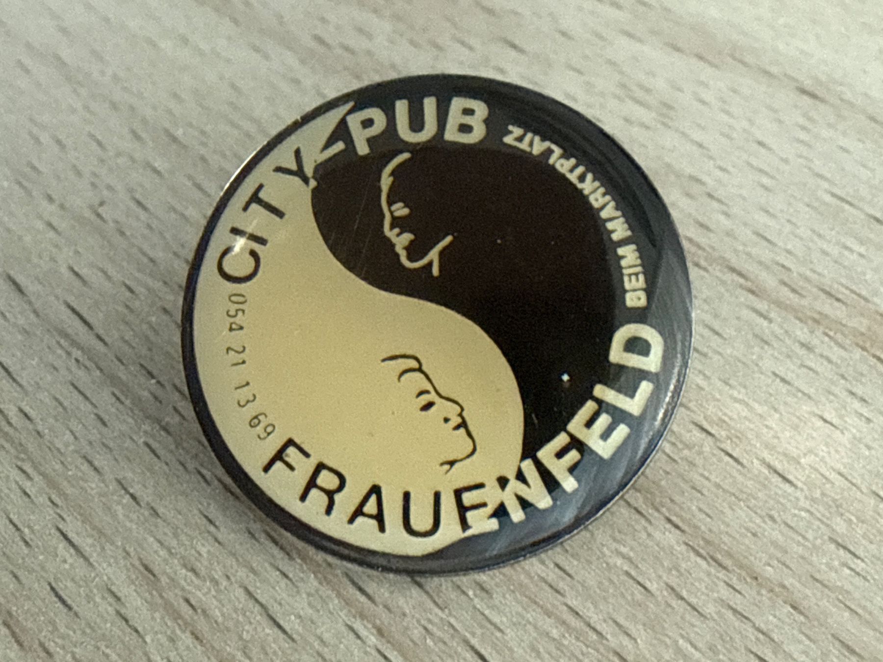 Placchette & Badge: Pin  City-Pub Frauenfeld – Usato da Glattbrugg venduto da Schweigmatt