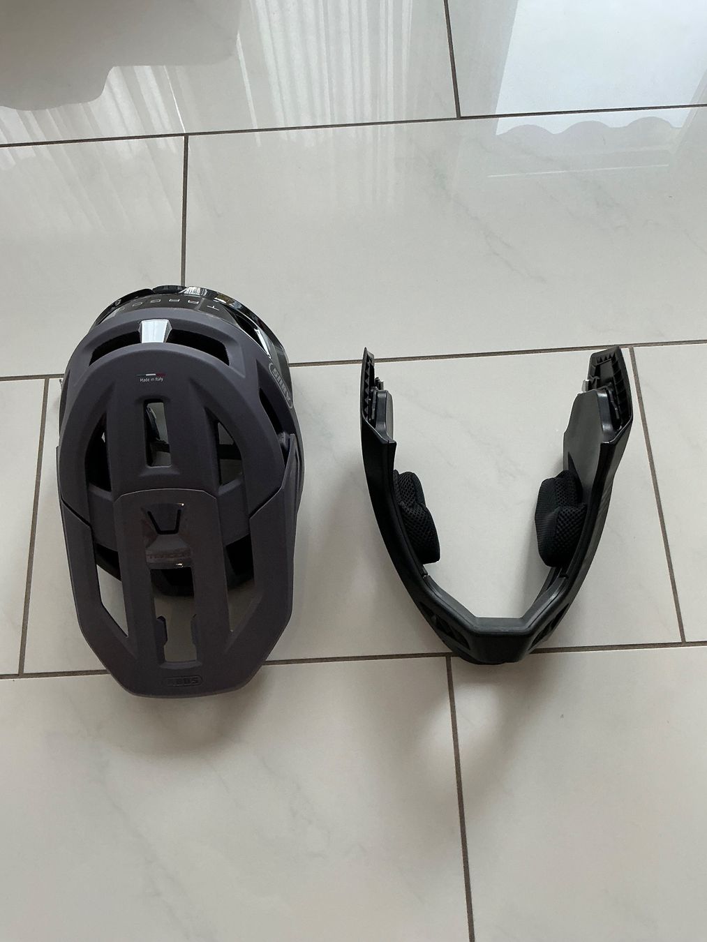 Abus Caschi: Abus Fullface Helm Targus Gr. 55-58 – Nuovo (secondo la descrizione) da Biel-Benken BL venduto da Sahra1 3