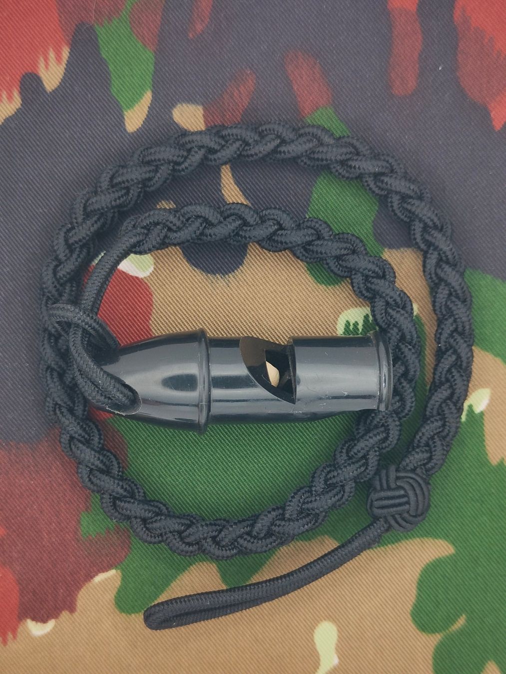 Schweizer Armee Uniformi: Signalpfeifenschnur mit Pfeife schwarz – Usato da Bauma venduto da SwissMilitaria