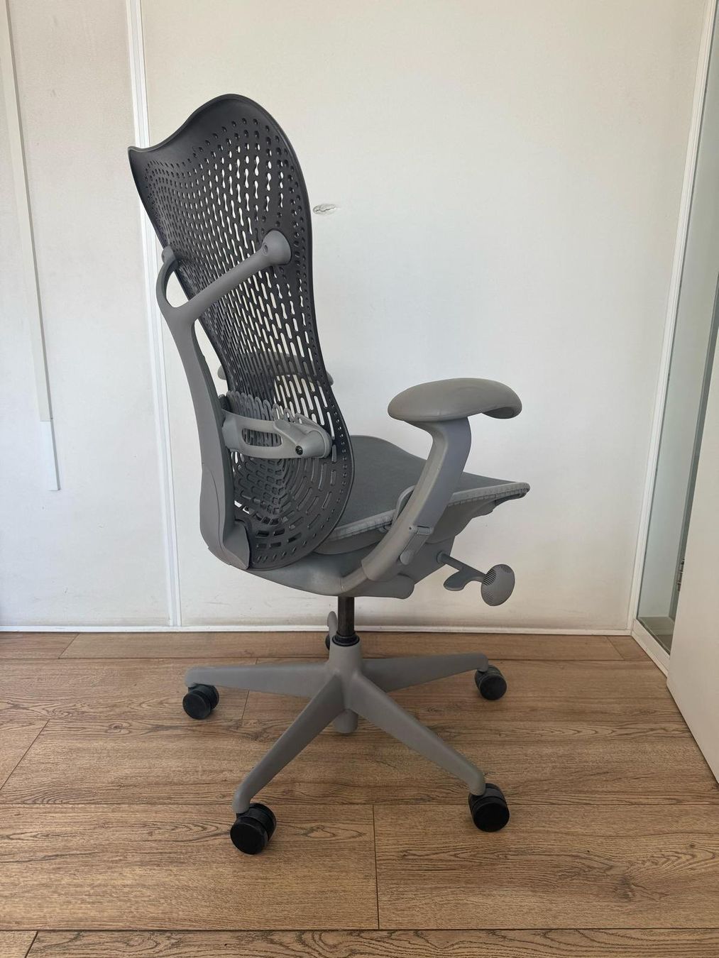 Herman Miller Stühle: Herman Miller Mirra Ligtgrey Black – Gebraucht aus Purmerend von Offeco 3