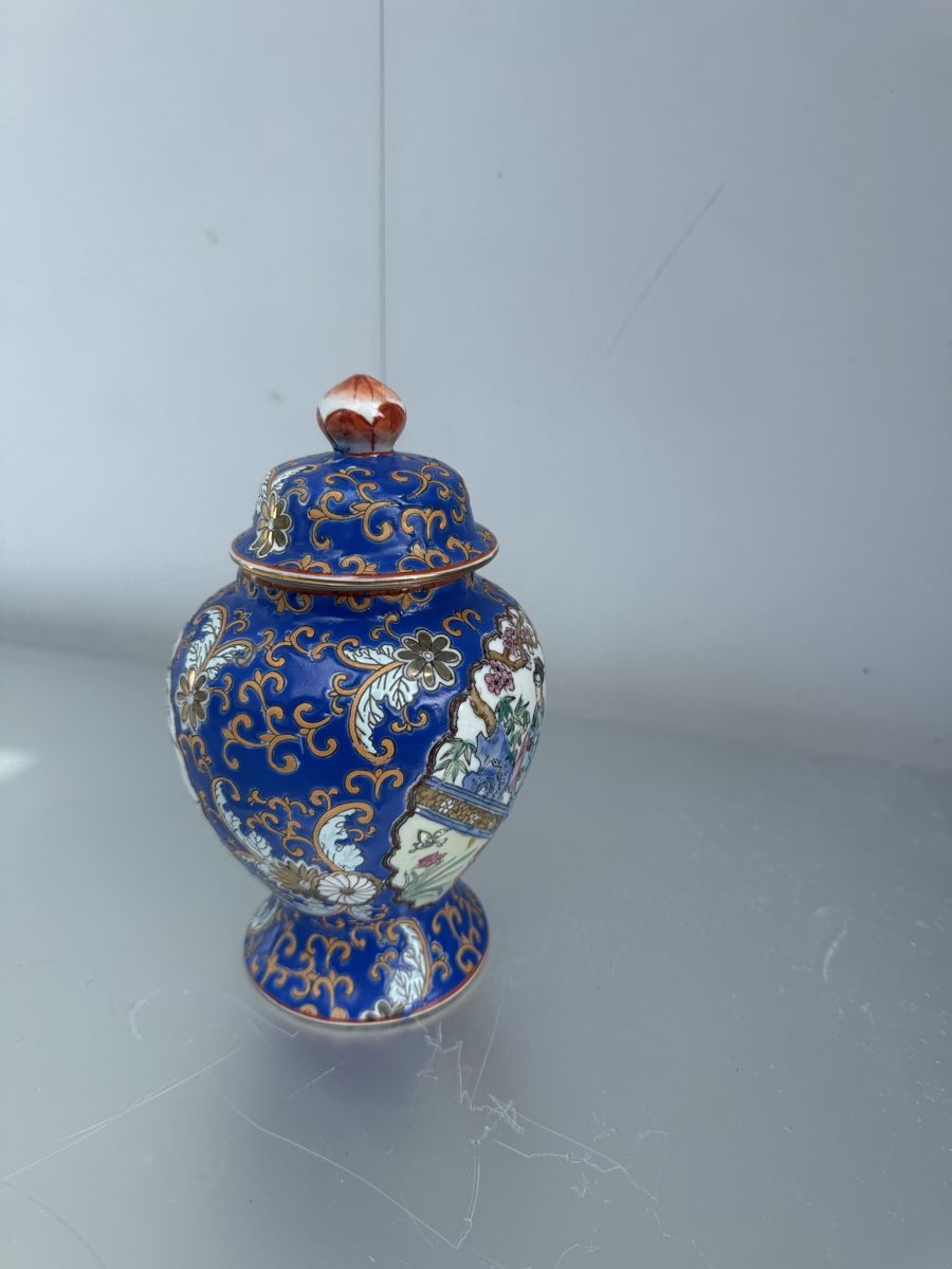 Tutte le decorazioni: Porcelain Vase Blue Pattern With Lid Good Condition – Usato da Liebefeld venduto da Khampa