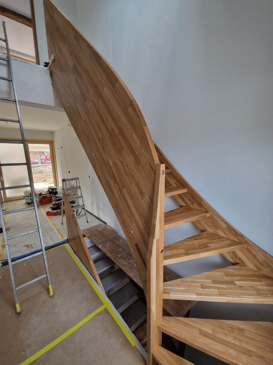 Escaliers: Escalier chêne massif – Neuf avec emballage d'origine à Rossemaison par dbmenuiserie 4