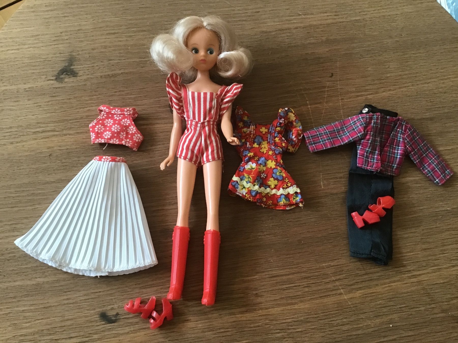 Bambole: Dizzy Daisy Mary Quant mit Outfits – Usato da Birsfelden venduto da rah_8bfj 2
