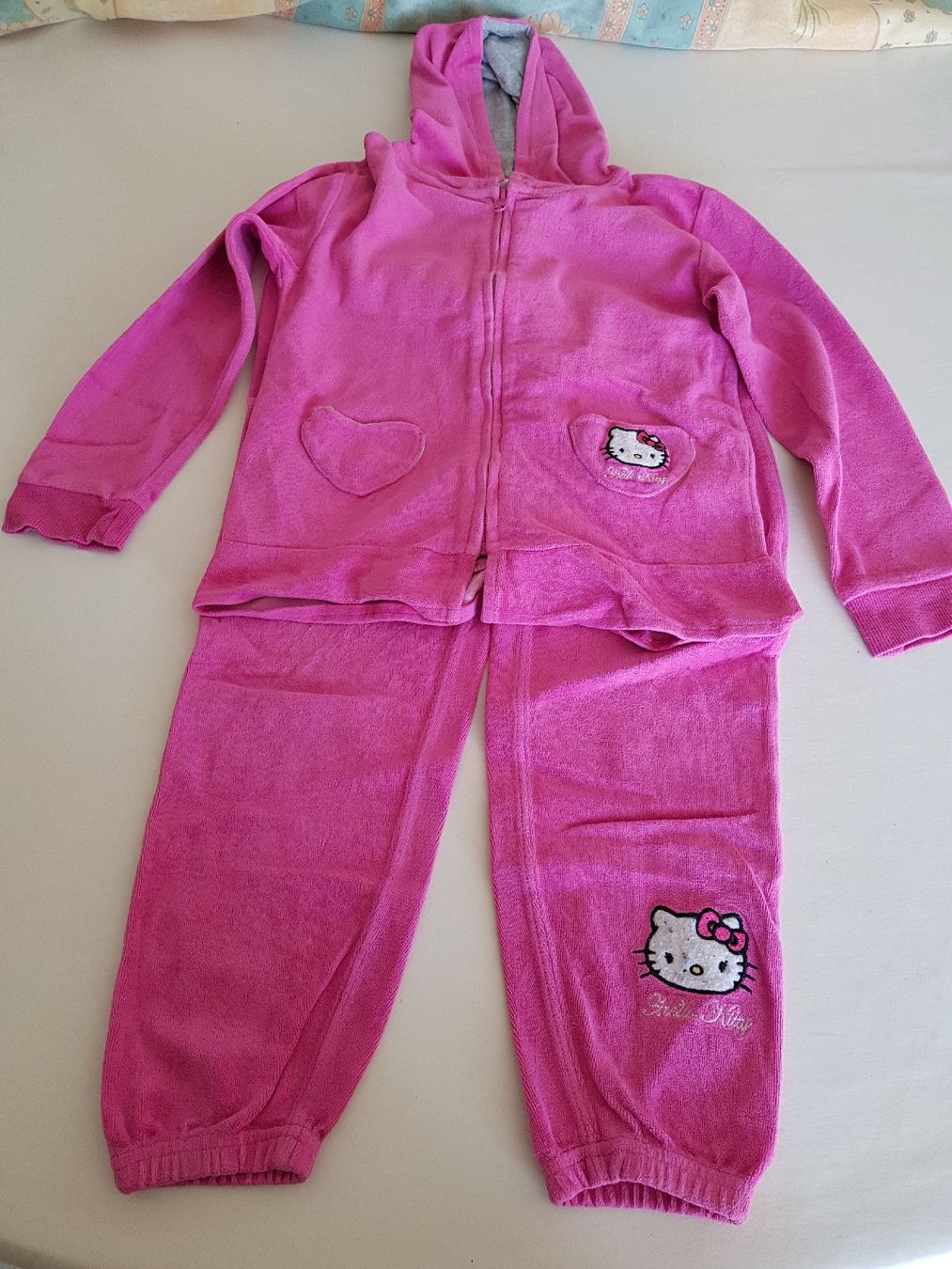 Hello Kitty Lotti & Set di vestiti: training  – Usato da Hermance venduto da Triplebizzo