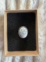 Ring mit weissem Stein