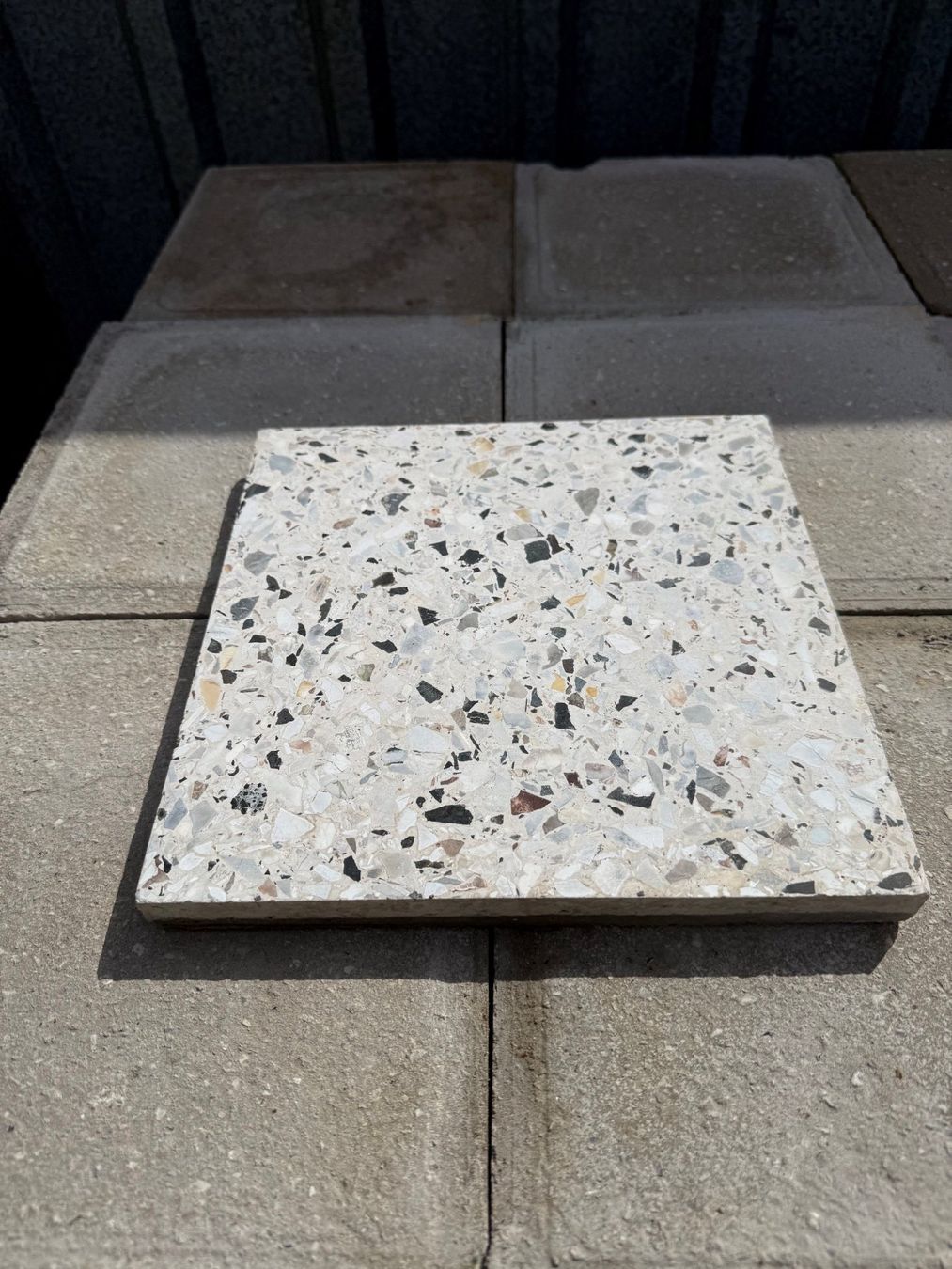 Bodenbeläge: 1100 Stk. Terrazzo-Platten 25x25x2.5 cm – Gebraucht aus Biel/Bienne von Popoff1 2
