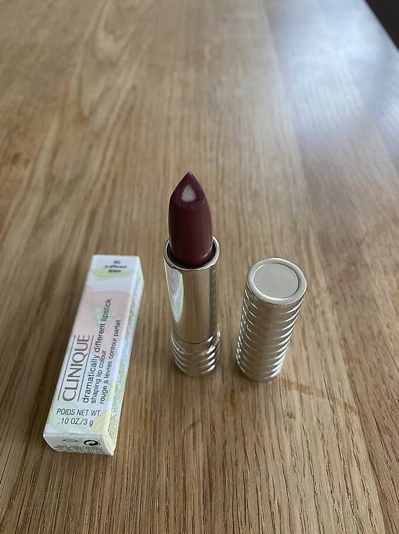 Clinique Make-up: CLINIQUE Dramatically Different Lipstick – Usato da Horgen venduto da mel_h2pn