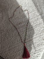 Collier à perles avec un pompon