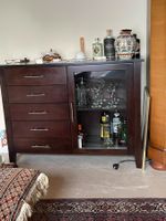 Sideboard dunkelbraun mit Glastür und Schubladen