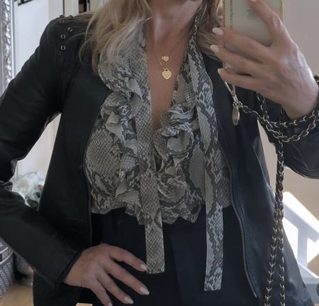 Damen Bluse Schlangenmuster mit Volants guter Zustand