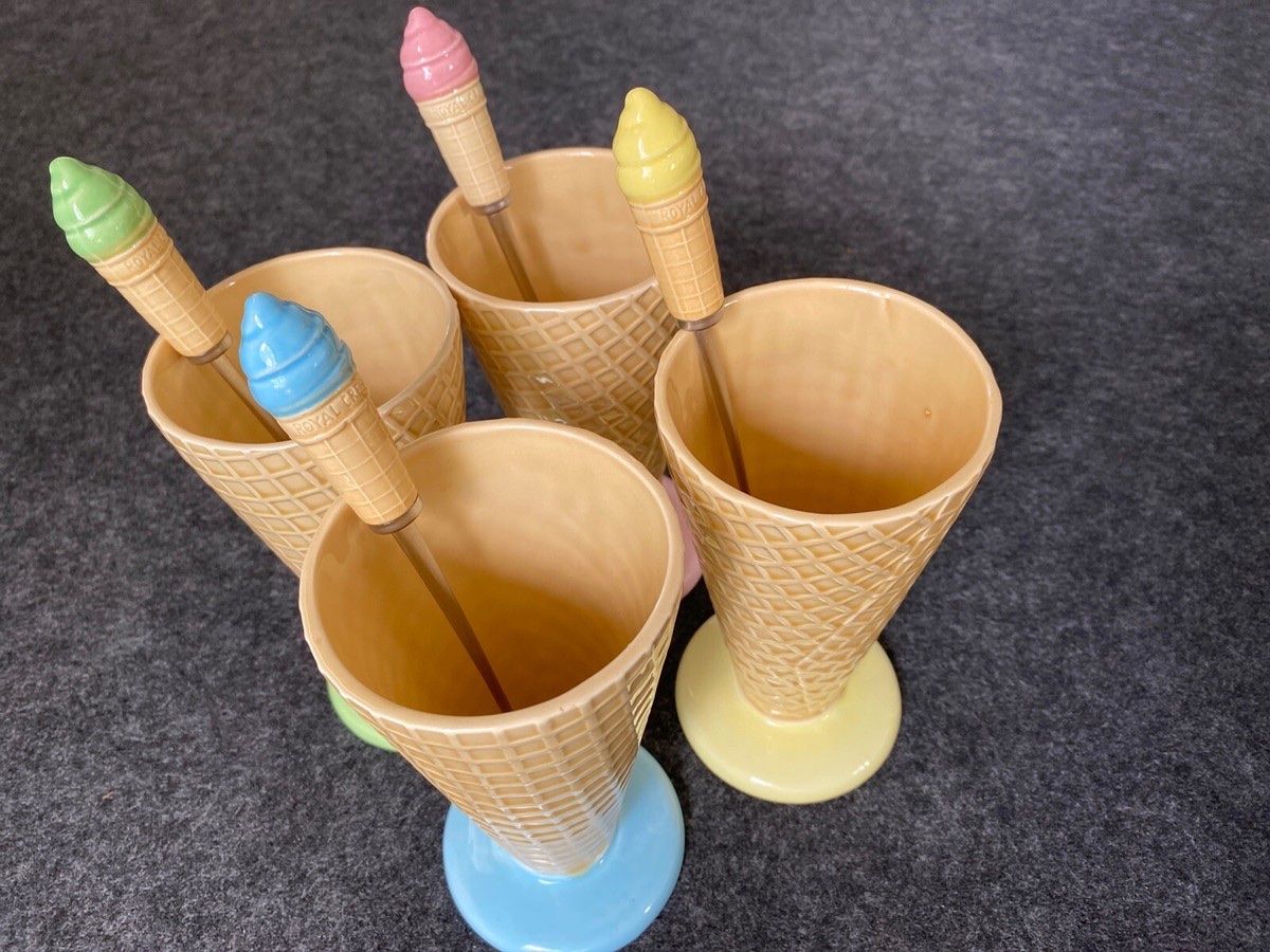 Set di piatti: Eisbecher mit Löffel – Nuovo (secondo la descrizione) da Meilen venduto da Harley.