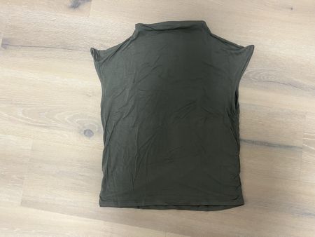 Top mit Turtleneck & Kappenärmeln oliv M neu