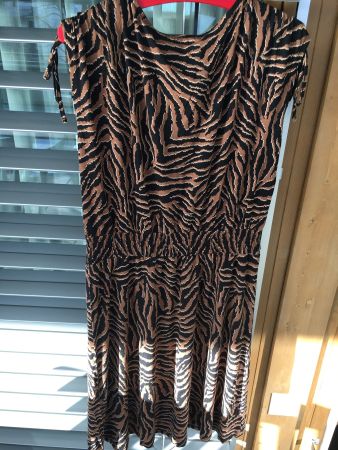Kleid  Gr. L siehe Masse in Beschreibung von CARTOON/