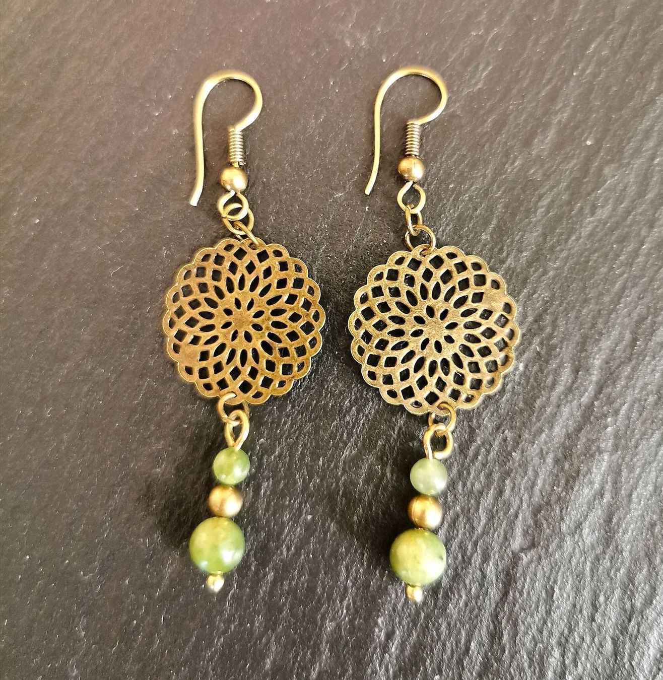 Orecchini pendenti & Orecchini a lobo: Boucles d'oreilles Laiton et Jade – Nuovo e nell'imballaggio originale da Veyrier venduto da Leilazizou