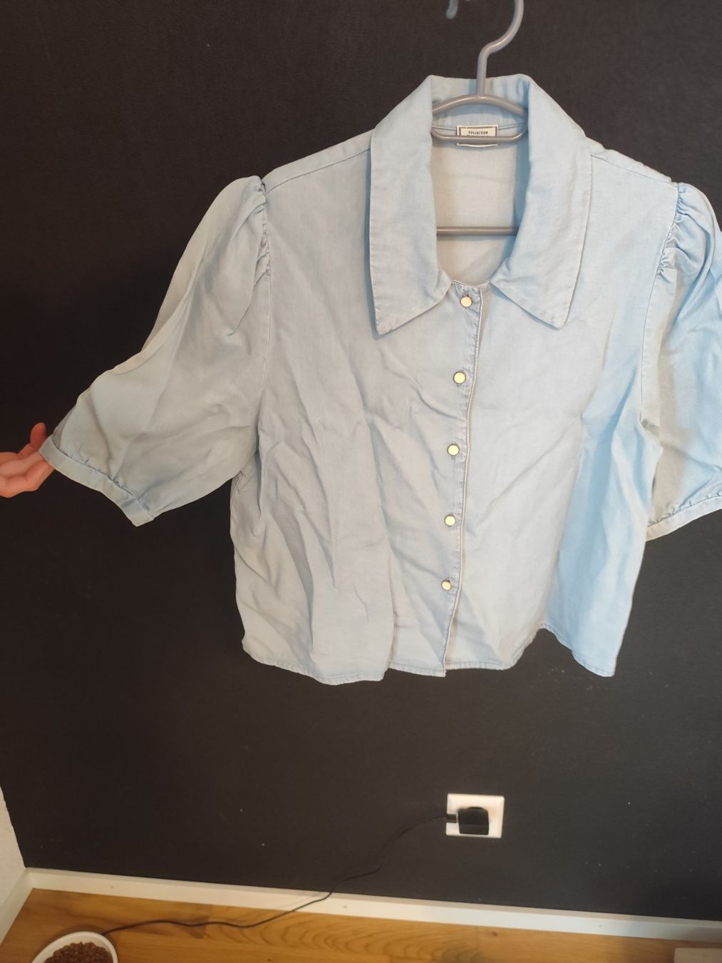 Blusen: Chemisier bleu clair à manches bouffantes, taille s – Gebraucht aus Neuchâtel von pie_8t6p 1
