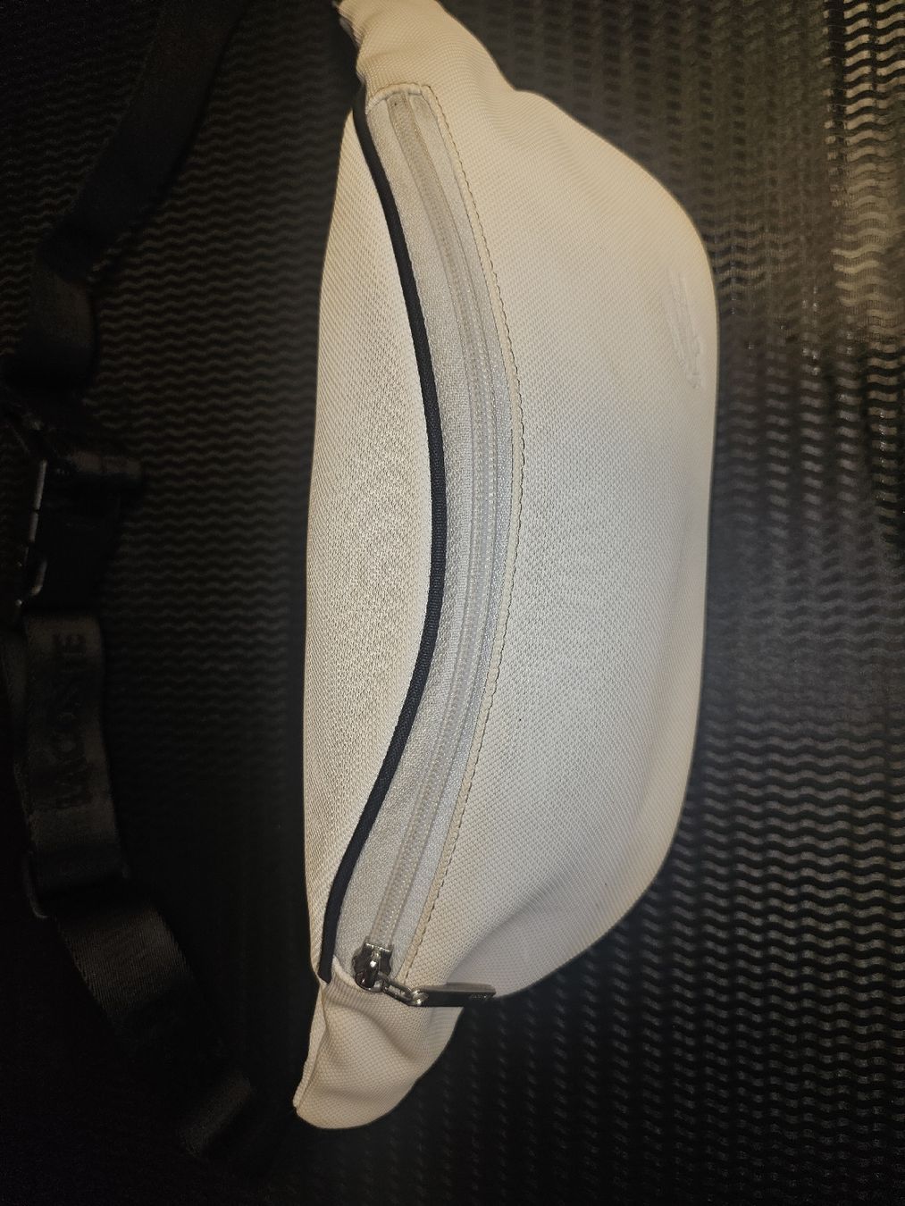 Lacoste Taschen: Sac banane Lacoste avec sangle noire réglable – Gebraucht aus Pont-de-la-Morge von pip_5tg7
