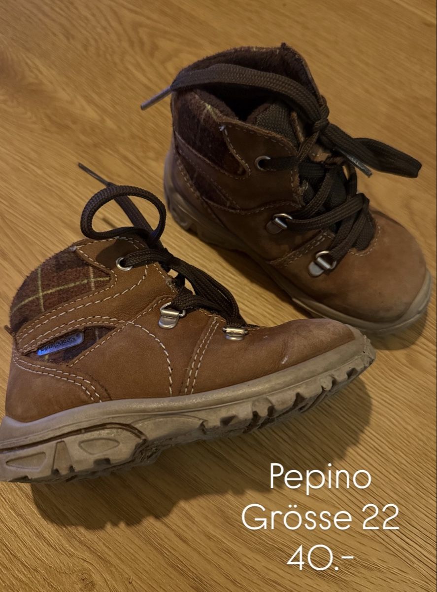Chaussures garçon: Schuh leicht gefüttert 22  – D'occasion à Mols par sar_r565