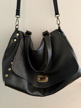 Schwarze Leder Handtasche mit Nieten und Trageriemen