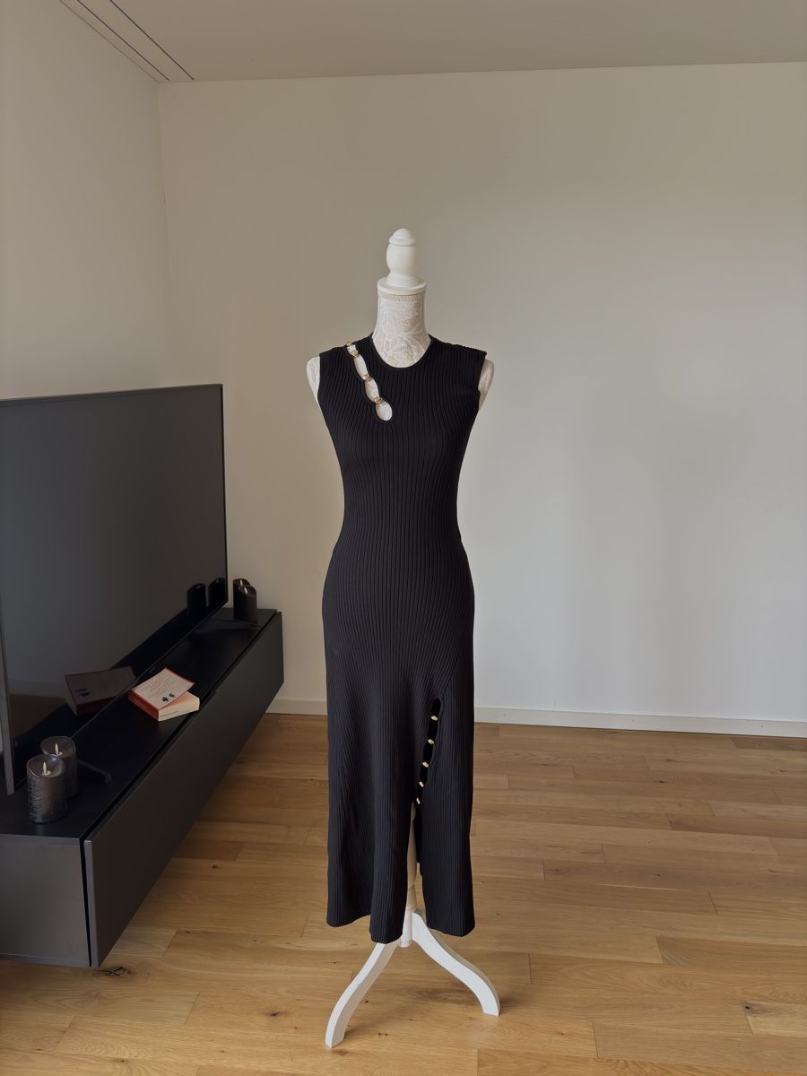 Maje Vestiti: Rippkleid Maje schwarz Grösse 34 neuwertig – Nuovo (secondo la descrizione) da Ramsen venduto da Myclothesforu