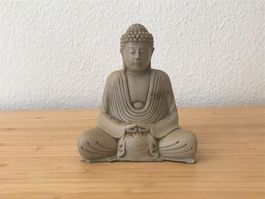 Buddha Figur sitzend hellbraun Kunststoff
