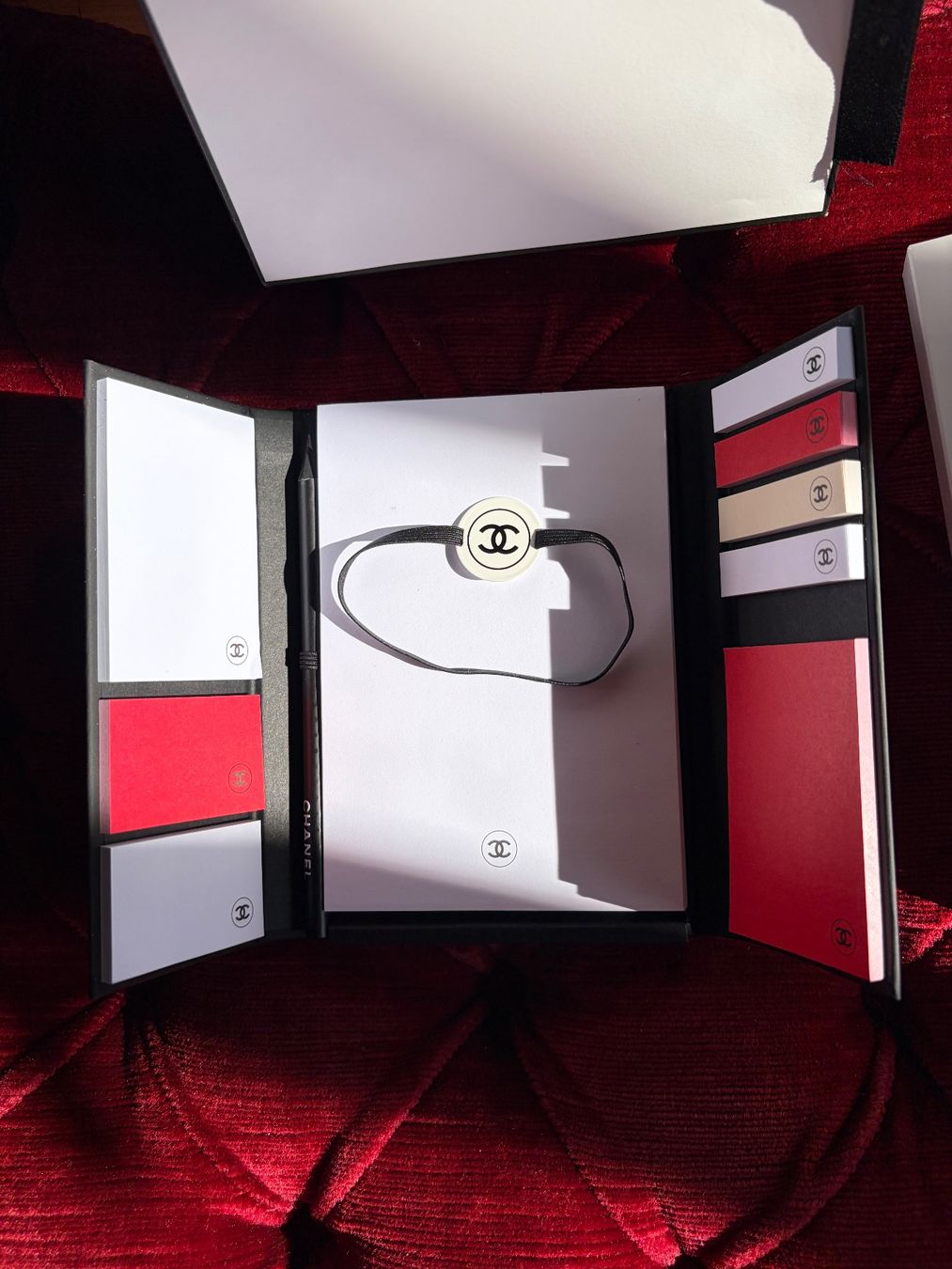 Libri: CHANEL  LA COLLECTION  Buch  / Notizbuch mit Bleistift / – Nuovo (secondo la descrizione) da Interlaken venduto da Bona55