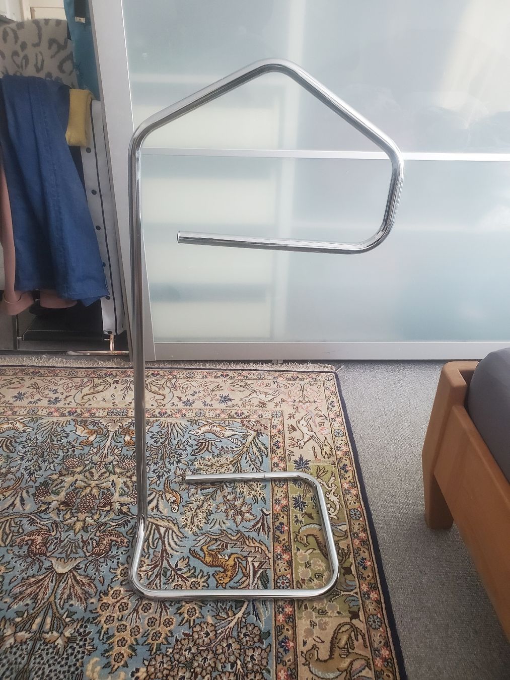 Ikea Porte manteau: Ikea GRUND, stummer Diener, Kleiderständer – D'occasion à Frauenfeld par BeneFull