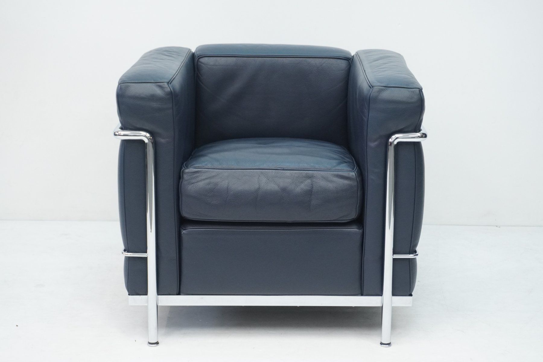 Cassina Sessel: Cassina LC2 Sessel Le Corbusier Leder dunkelblau – Gebraucht aus Bad Zurzach von QLASSIQ