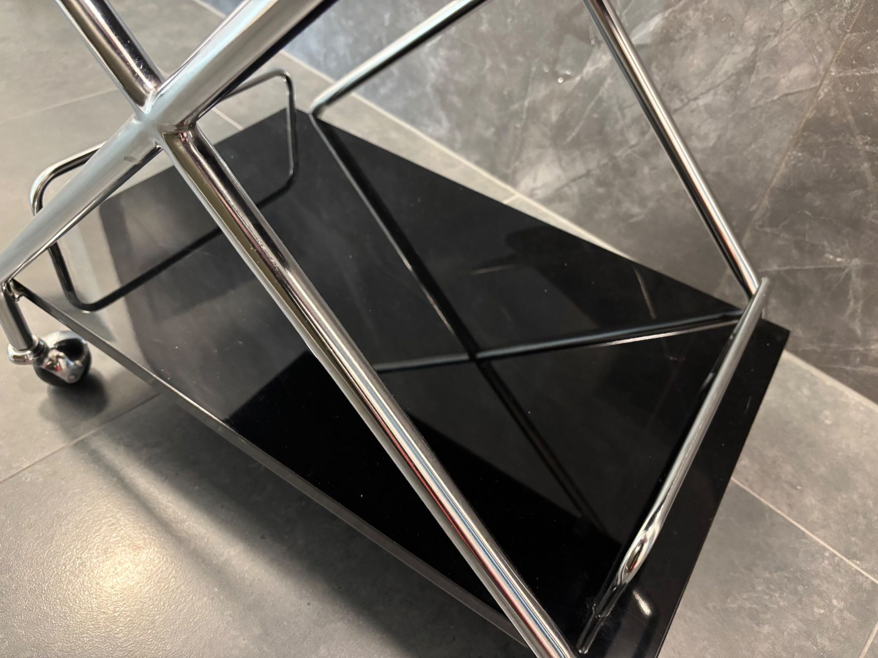 Koffer & Taschen: Moderner Designer Servierwagen Silber, Schwarz, Verchromt – Gebraucht aus Lengnau BE von 4ConsultingSolutions