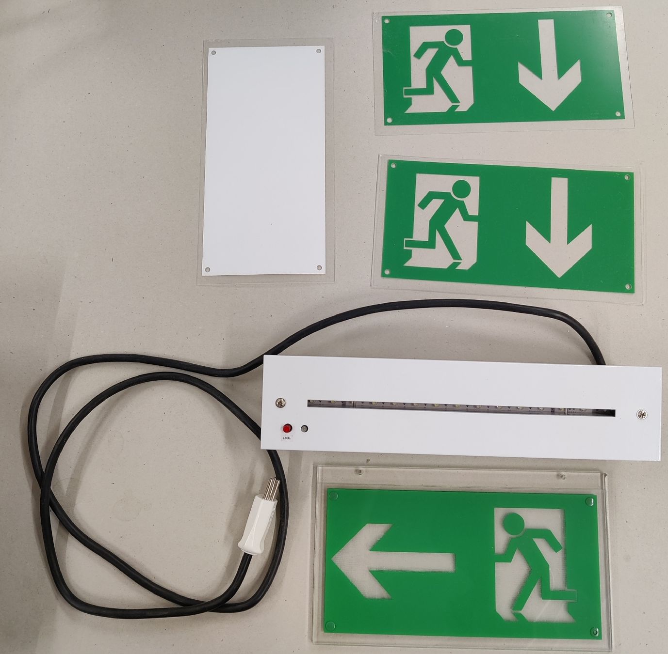 Lampadari & plafoniere: Notleuchten / Exitleuchten / Fluchtwegleuchten – Nuovo (secondo la descrizione) da Volketswil venduto da mar_c5pv 5