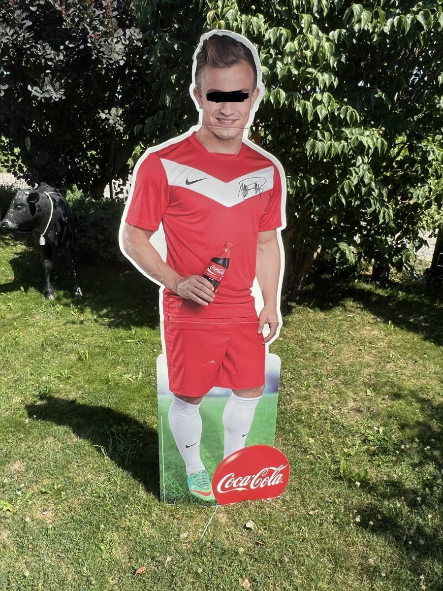 Alle Dekorationen: Lebensgrosser Pappaufsteller von Shaqiri – Gebraucht aus Nürensdorf von KathyFred30