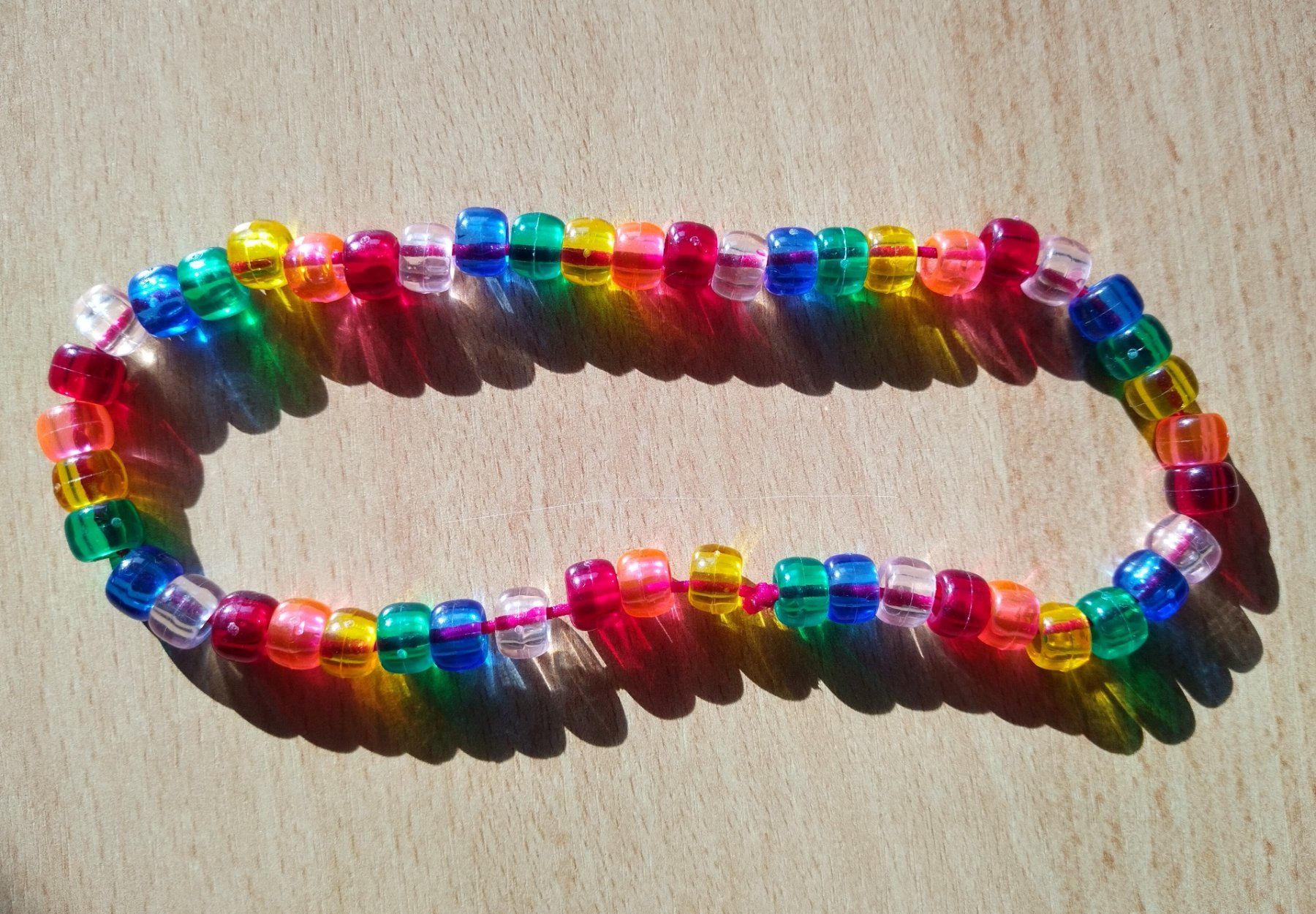 Bracciali & Braccialetti: Handgemachtes Regenbogen Perlen-Armband – Nuovo (secondo la descrizione) da Jona venduto da Argus36