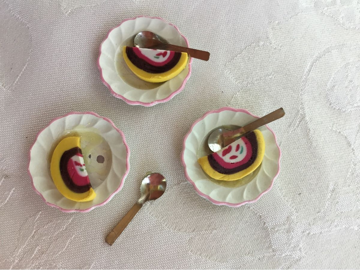 Case e mobili per bambole: 3 Dessert Teller mit Cassata Eis und Löffeli 1:12 – Usato da St. Gallen venduto da chamilla 1
