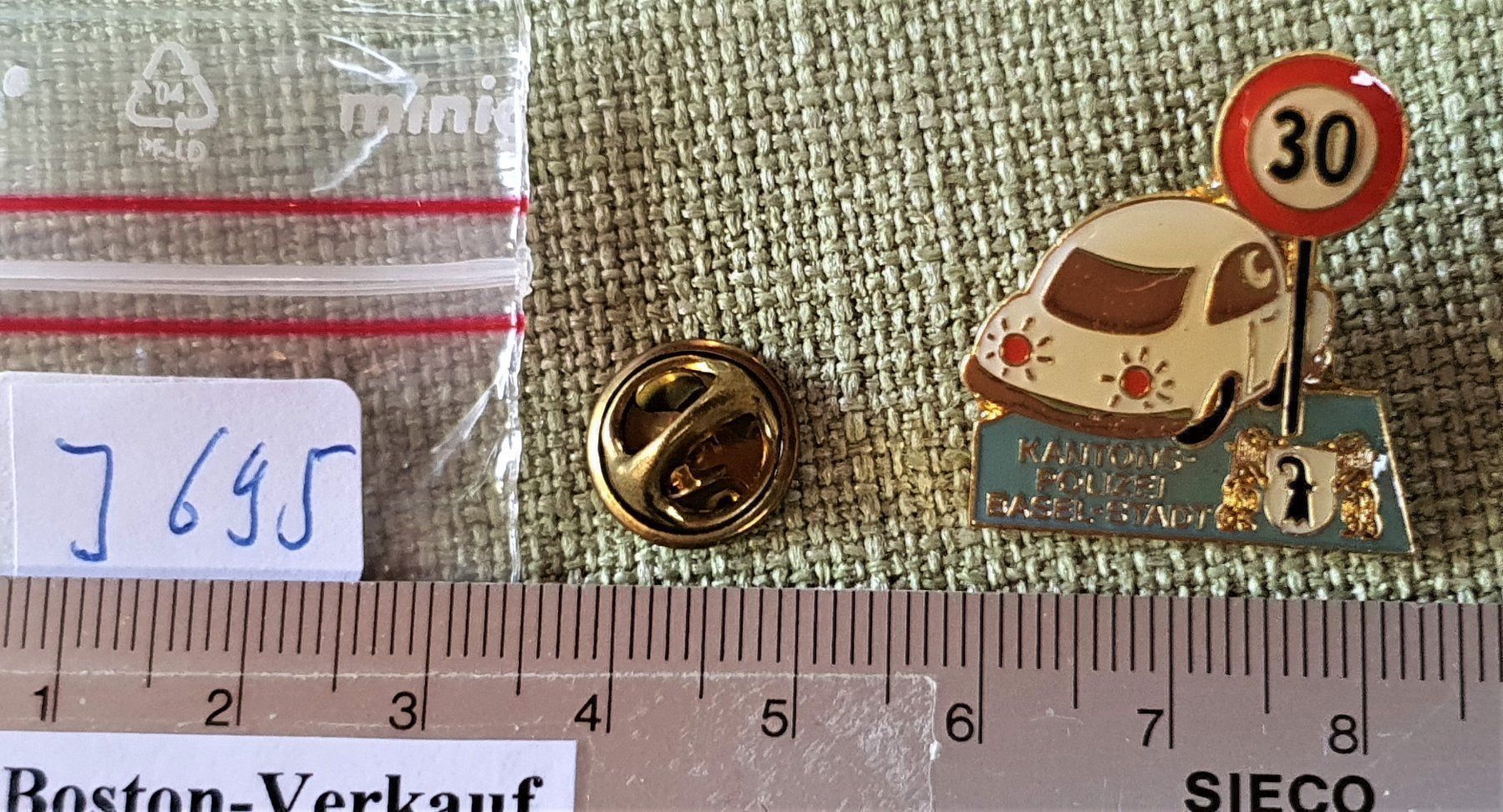 Placchette & Badge: J695 - Pin Kantonspolizei Basel-Stadt 30 – Usato da Reinach BL venduto da Boston-Verkauf 1