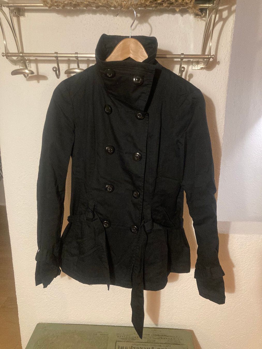Giacche: Schwarze Jacke mit tollen Details – Usato da Winterthur venduto da Capriice