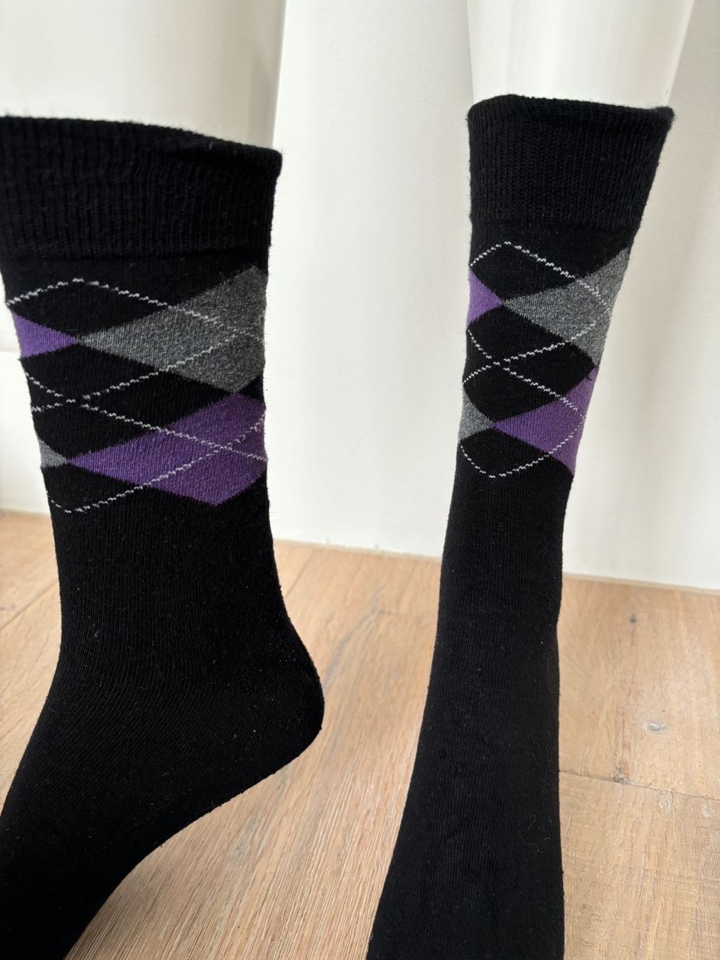 Socken: Socken - violett/schwarz - EU 37 – Gebraucht aus Bottmingen von Merkur_Basel 1