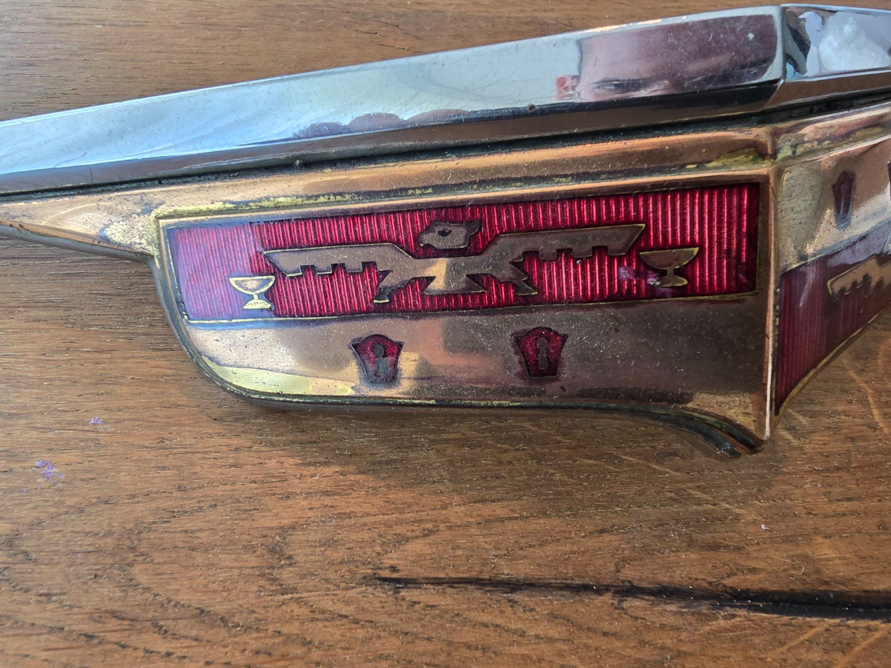 Tutti pezzi di ricambio auto: Desoto Emblem – Usato da Hüntwangen venduto da Scarciglias-Antiques 2