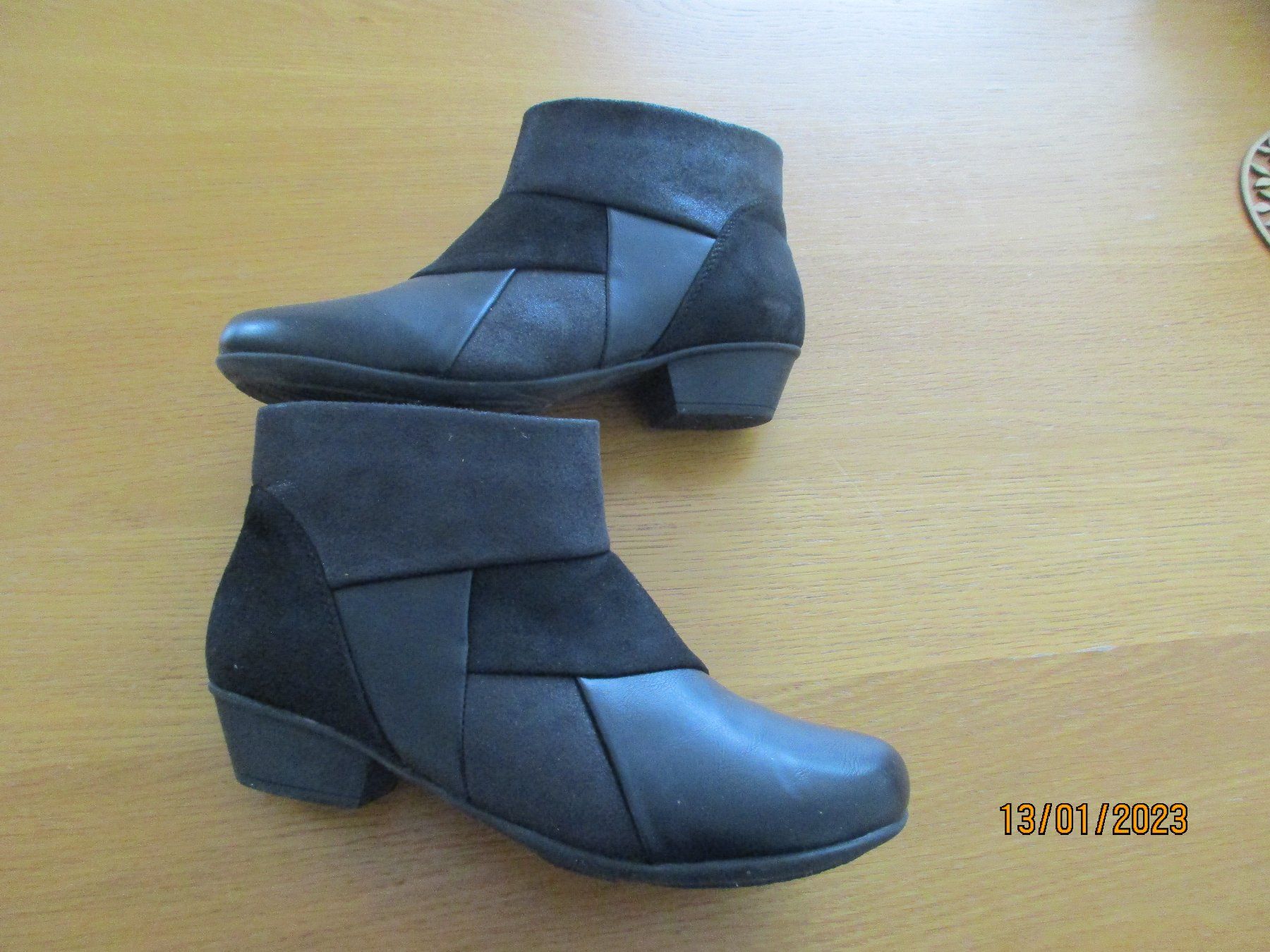 Scarpe da donna: Stiefeletten Grösse 39 schwarz – Usato da Ottenbach venduto da Claurin