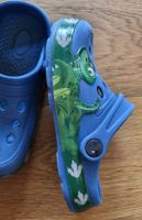 Blaue Kinder Clocs mit Dino Motiv, Grösse 28